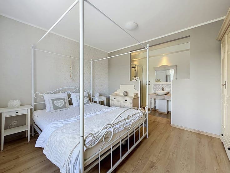 2 habitations, un entrepôt et une salle à vendre à Ferrières