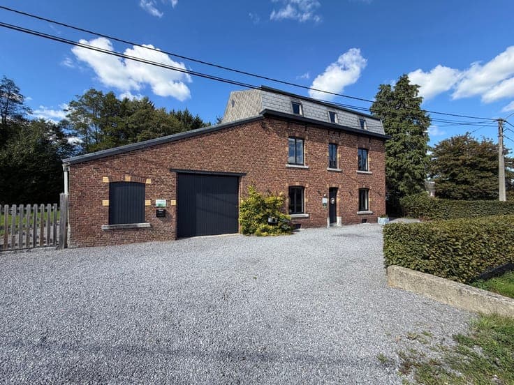 2 habitations, un entrepôt et une salle à vendre à Ferrières