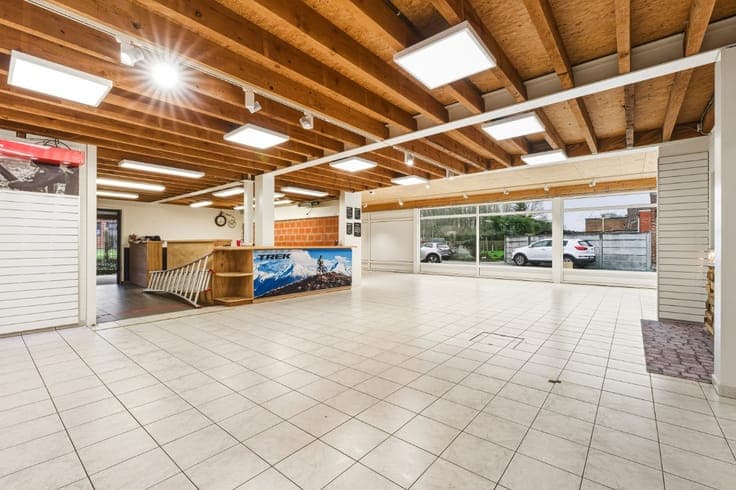 Semi-detached commercial property with duplex