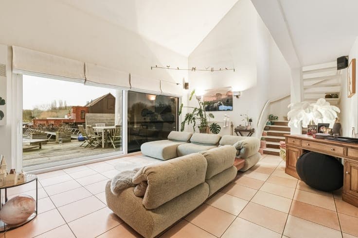 Semi-detached commercial property with duplex