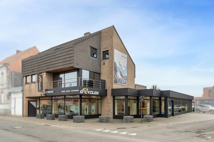 Semi-detached commercial property with duplex