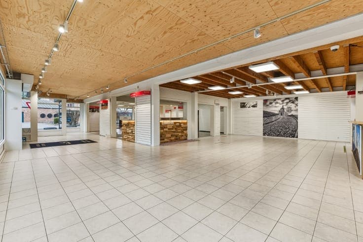 Semi-detached commercial property with duplex