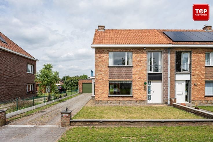 Halfopen bebouwing met grote tuin, garage en tal van mogelij
