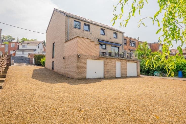 For sale: 4-bedroom house, 1,200 m² garden, 5-car garage