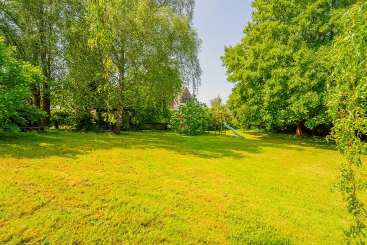 For sale: 4-bedroom house, 1,200 m² garden, 5-car garage