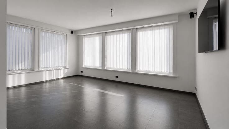 Spacious semi-detached house with 4 bedrooms and garage