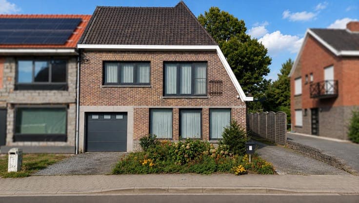 Spacious semi-detached house with 4 bedrooms and garage