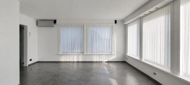 Spacious semi-detached house with 4 bedrooms and garage