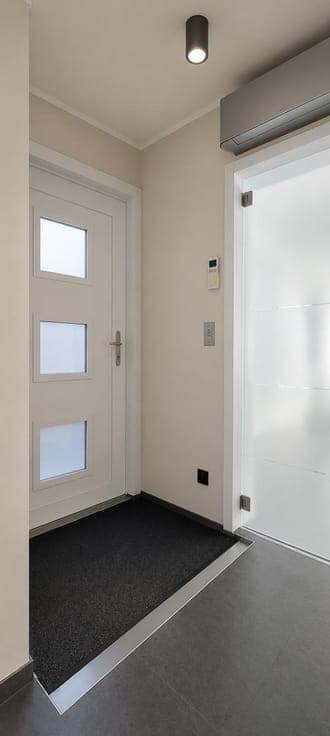 Spacious semi-detached house with 4 bedrooms and garage