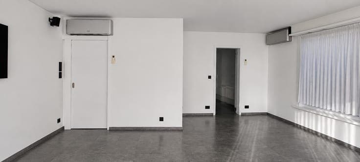 Spacious semi-detached house with 4 bedrooms and garage