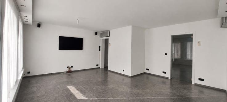 Spacious semi-detached house with 4 bedrooms and garage