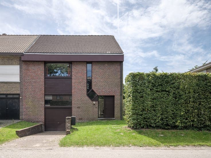 Halfopen bebouwing op een zuidgericht perceel, gelegen na...