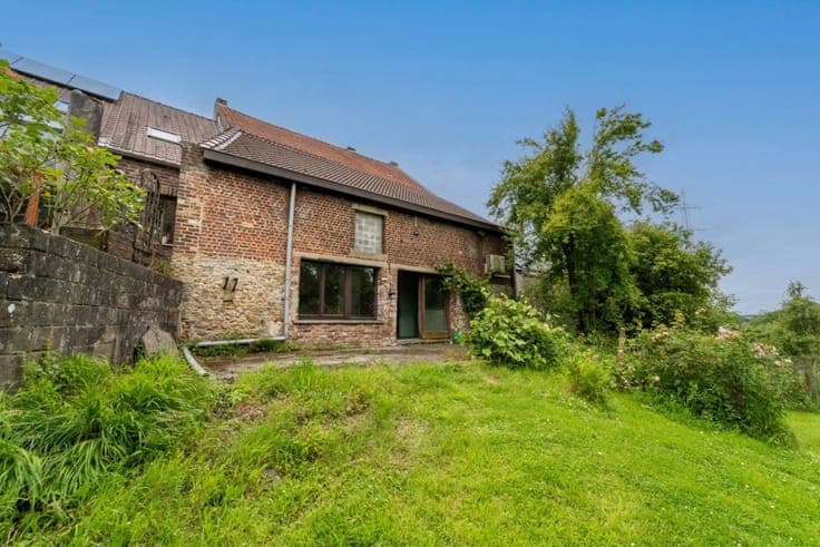 House to renovate with a large garden