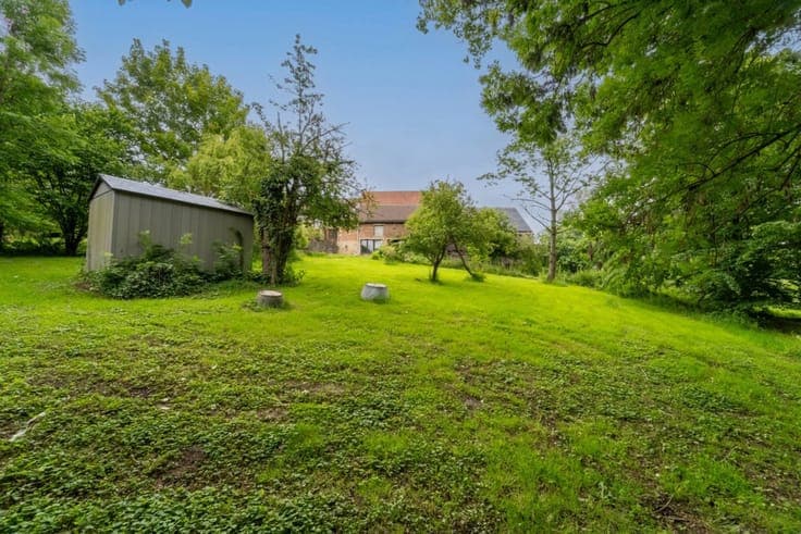 House to renovate with a large garden