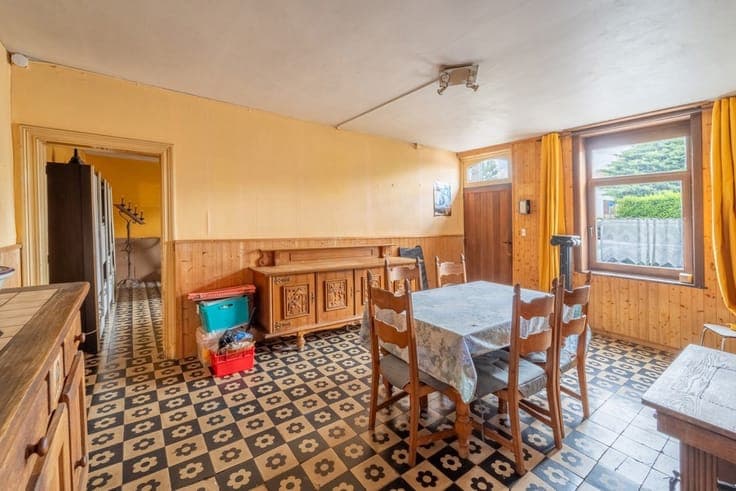 House to renovate with a large garden