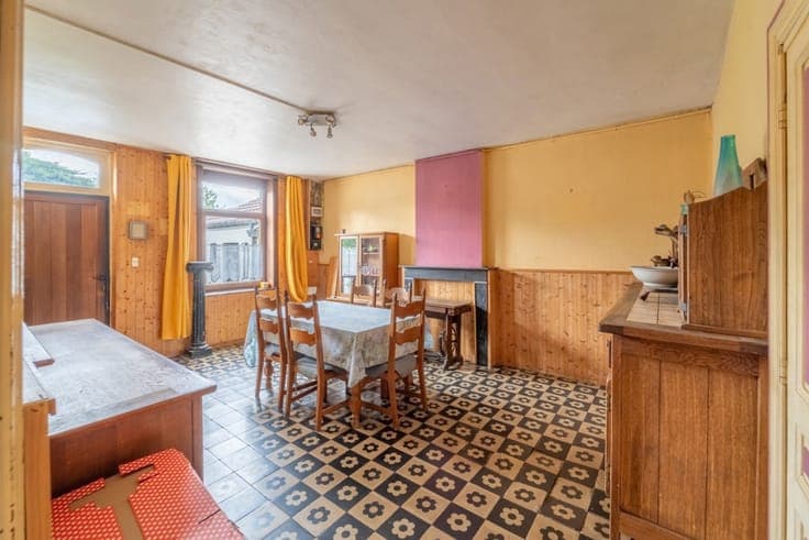 House to renovate with a large garden
