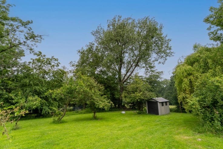 House to renovate with a large garden