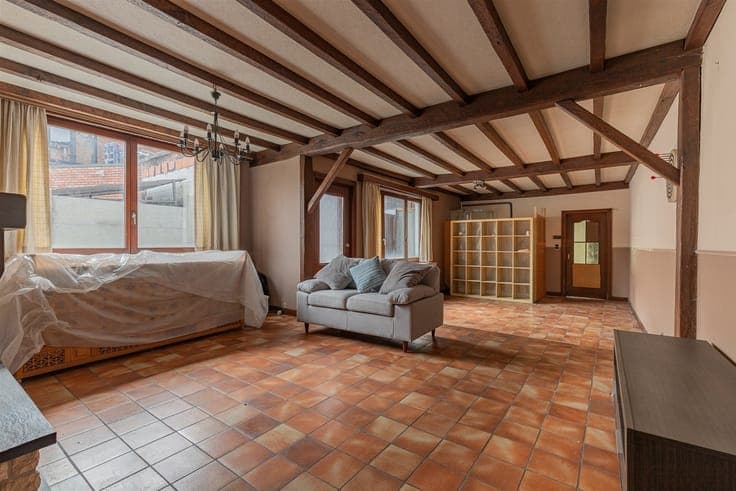 To be renovated commercial house with potential close to cen