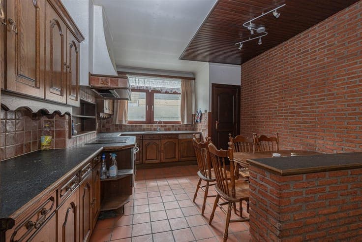 To be renovated commercial house with potential close to cen