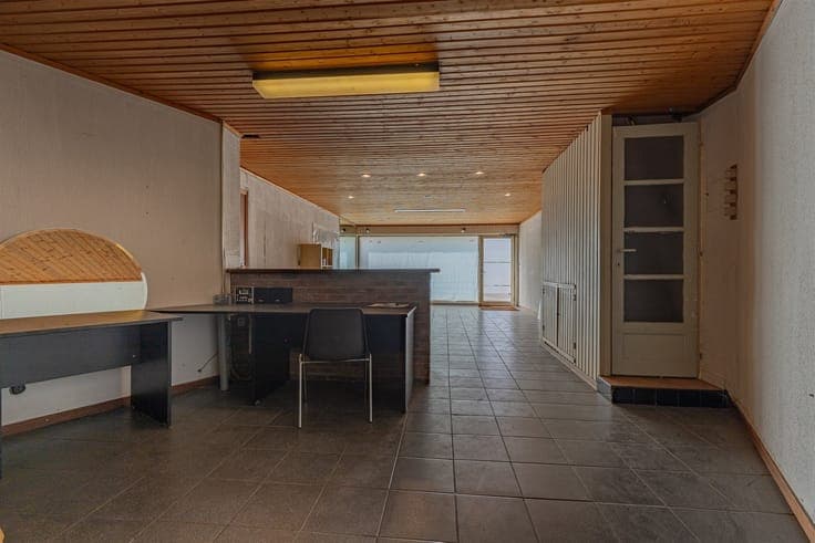 To be renovated commercial house with potential close to cen