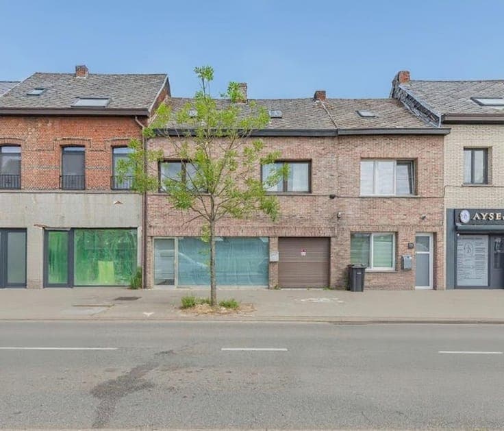 To be renovated commercial house with potential close to cen
