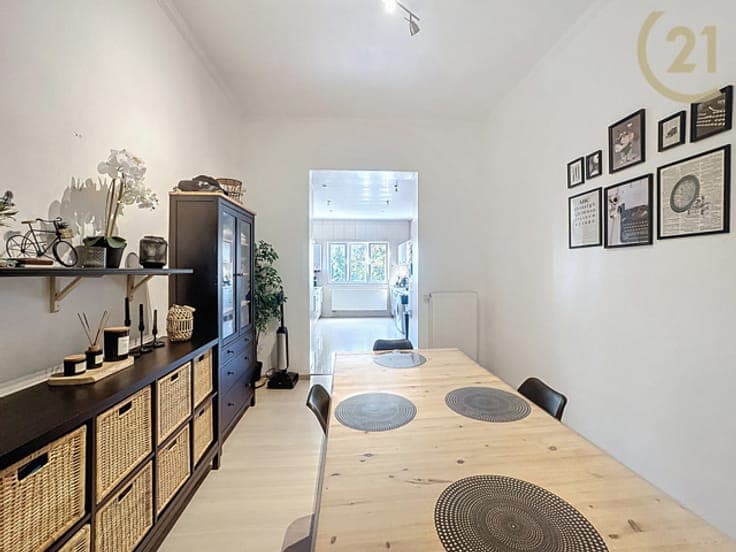 Spacious house with garden – dual living potential!