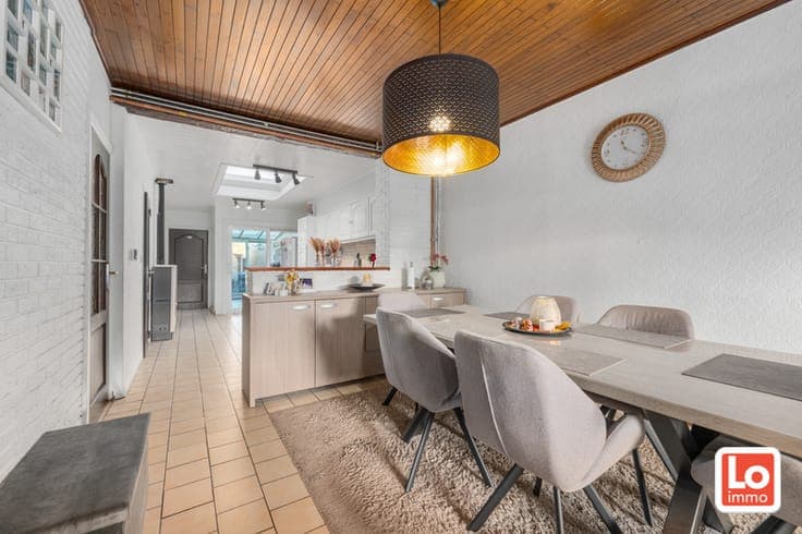 VERKOCHT! Ruime gesloten woning met stadstuintje op een s...