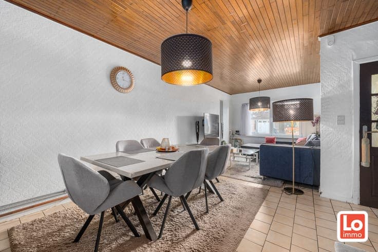 VERKOCHT! Ruime gesloten woning met stadstuintje op een s...