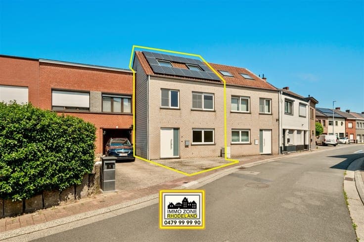 Attractive, energy-efficient home with 3 bedrooms and a gard
