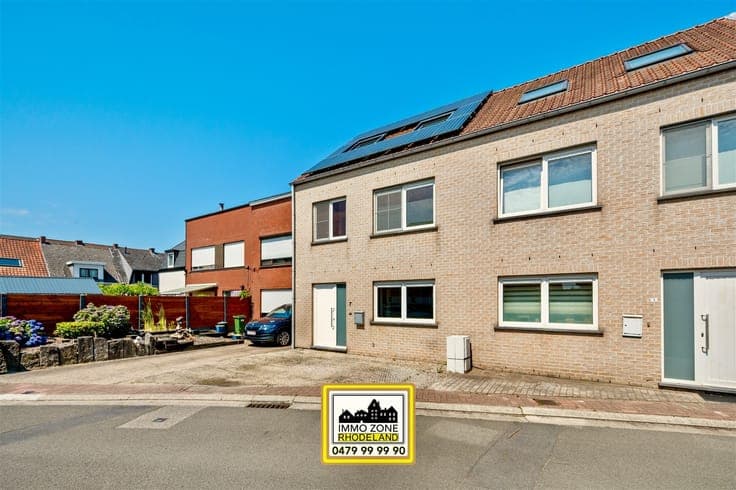 Attractive, energy-efficient home with 3 bedrooms and a gard