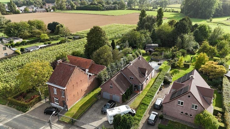 Quietly located open-plan development with a swimming pond –
