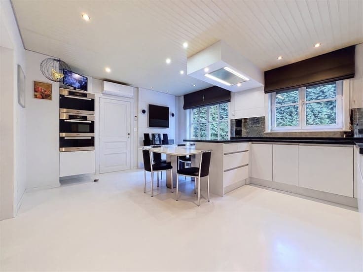 Quietly located open-plan development with a swimming pond –