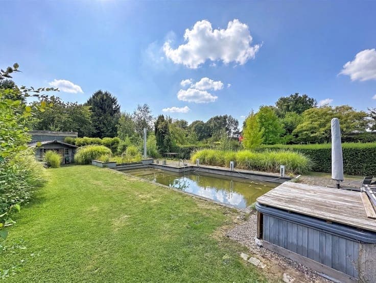 Quietly located open-plan development with a swimming pond –