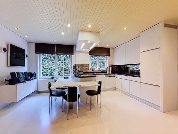 Quietly located open-plan development with a swimming pond –