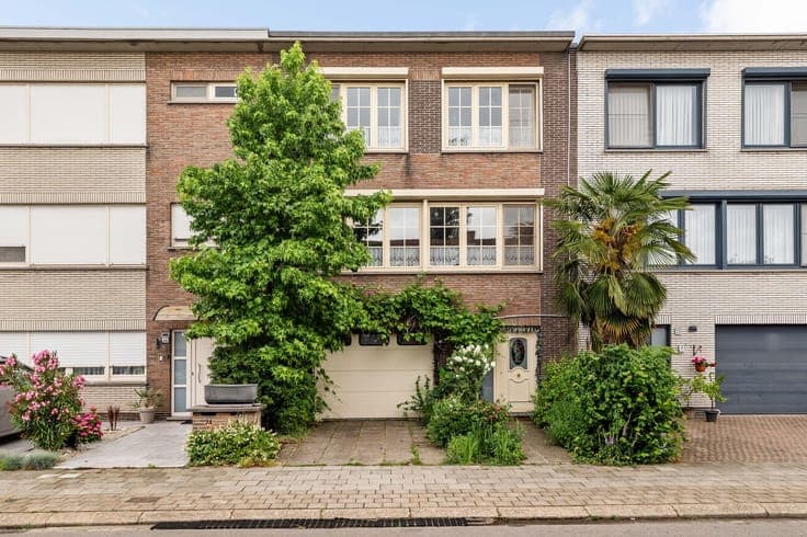 Op te frissen bel-etage met 4 slaapkamers en gezellige tuin