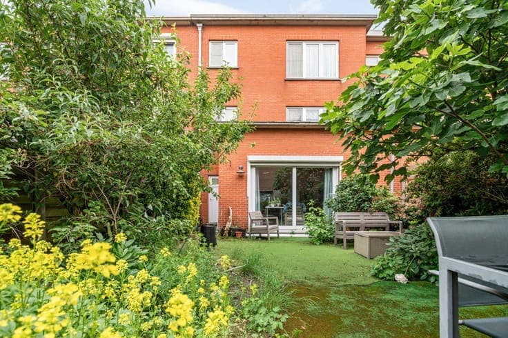 Op te frissen bel-etage met 4 slaapkamers en gezellige tuin