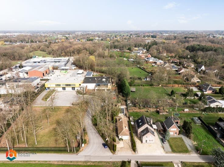 Gelijkvloerse woning met 2 slpkrs en zwembad te Bonheiden