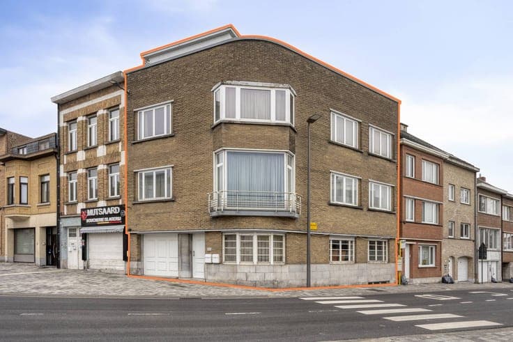 Unique investment building with garage in Strombeek-Bever
