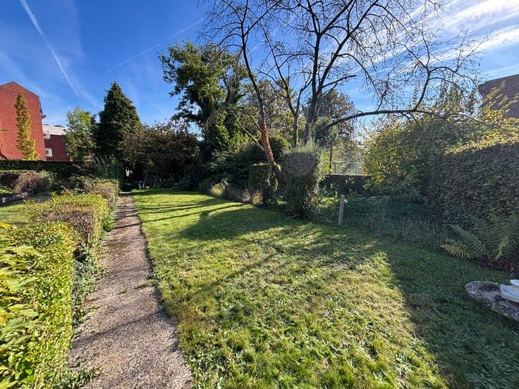 Very charming townhouse with large garden in the center