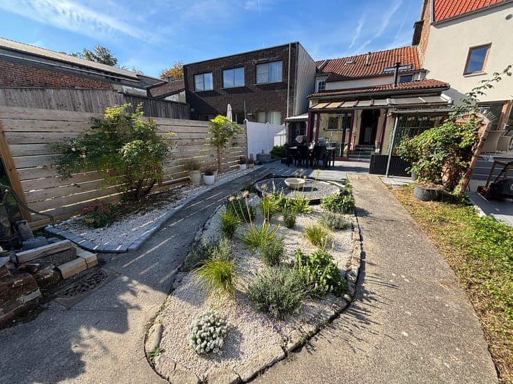 Very charming townhouse with large garden in the center