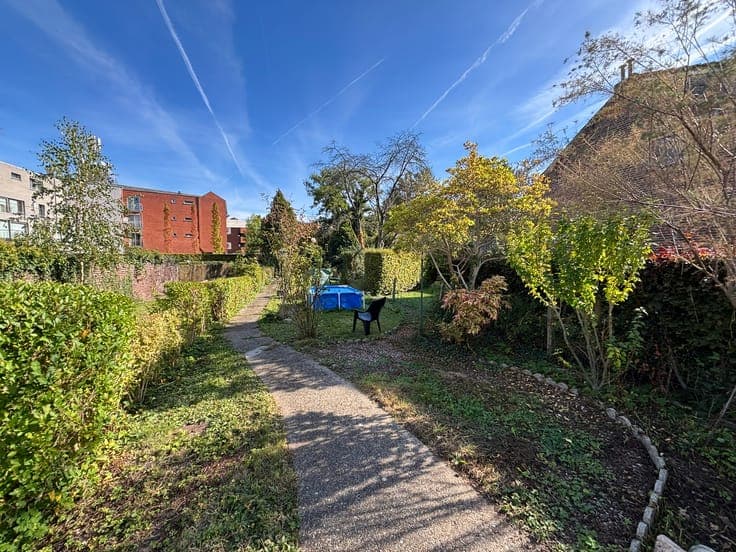 Very charming townhouse with large garden in the center