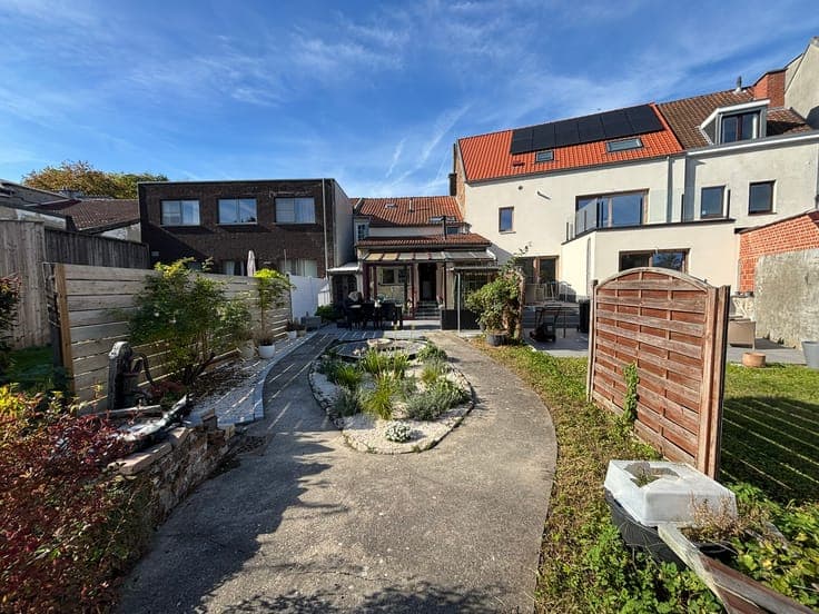 Very charming townhouse with large garden in the center
