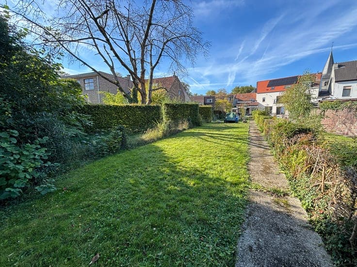 Very charming townhouse with large garden in the center