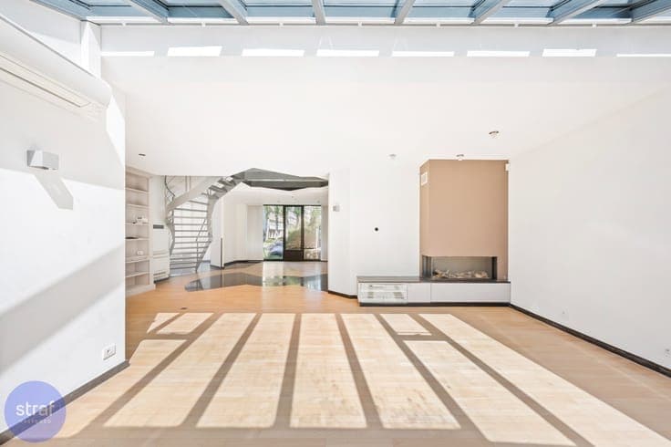 Ruim (en ook groot) huis op Linkeroever met praktijkruimt...