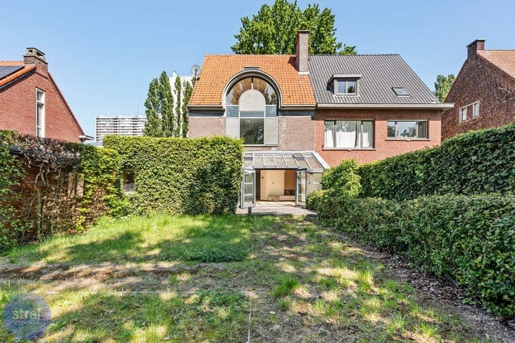 Ruim (en ook groot) huis op Linkeroever met praktijkruimt...