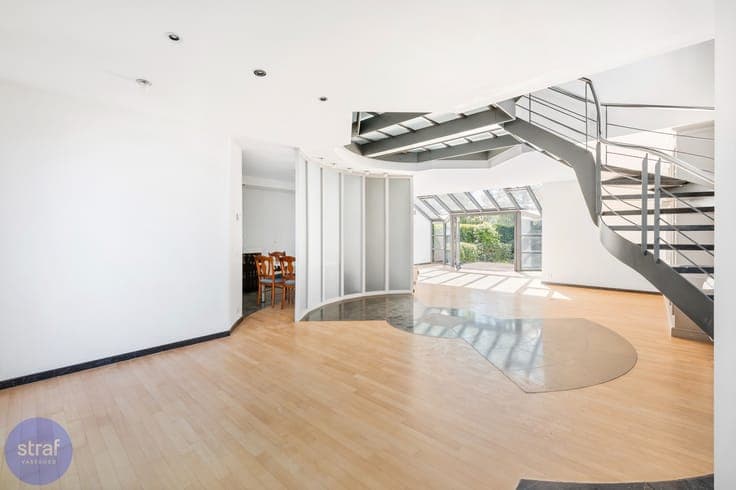 Ruim (en ook groot) huis op Linkeroever met praktijkruimt...