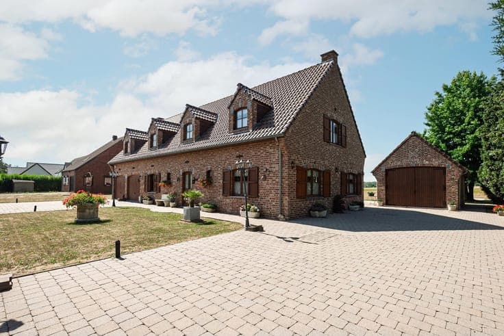House in Sars-la-Bruyere