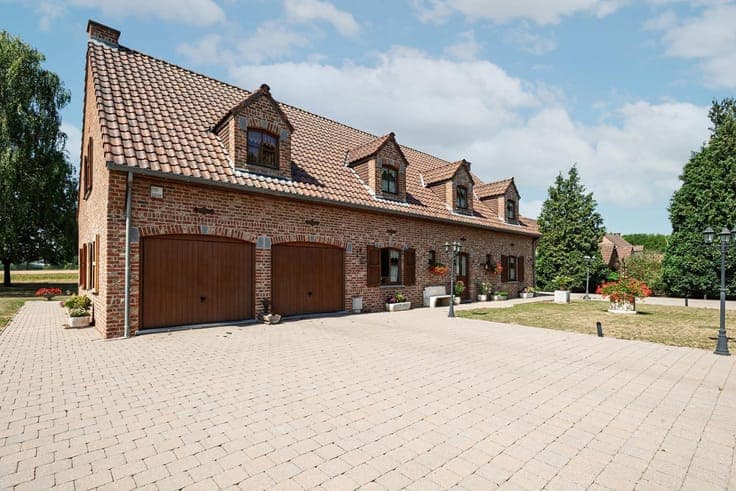House in Sars-la-Bruyere