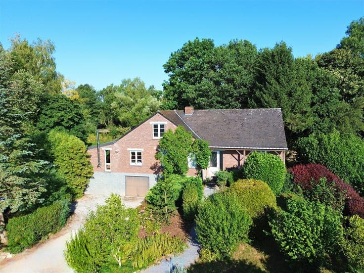 STUNNING PROPERTY WITH A POND ON NEARLY ONE HECTARE OF LAND