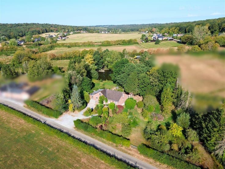 STUNNING PROPERTY WITH A POND ON NEARLY ONE HECTARE OF LAND